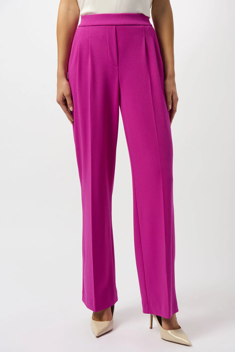 Woman wearing a fuchsia trouser pants with pleated front and wide leg